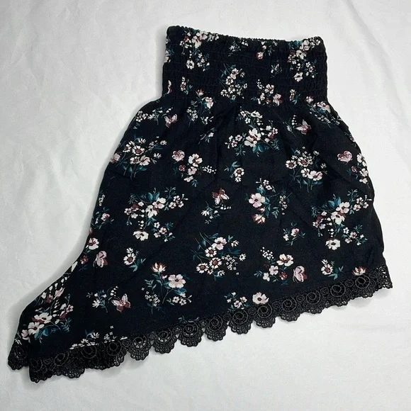 ⭐️ Shosho black floral shorts- size : large - Picture 4 of 5